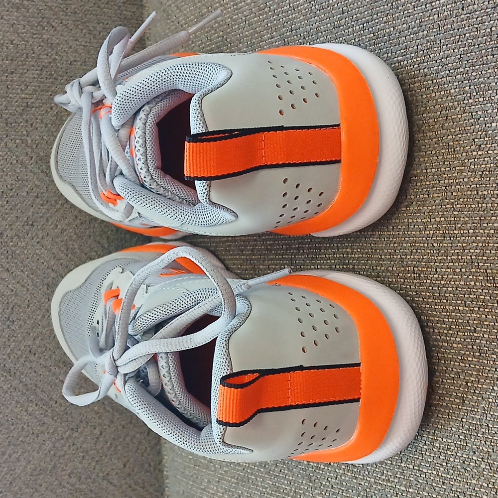 New Boy's Under Armour BGS Assert Gray & Orange Sneakers, Size 6Y - Picture 5 of 9